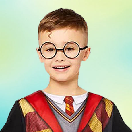 Ein kleiner Junge mit runder Brille, einer blitzförmigen Narbe und einem Kostüm, das einer Zaubererrobe mit Krawatte ähnelt, steht vor einem pastellfarbenen Hintergrund.