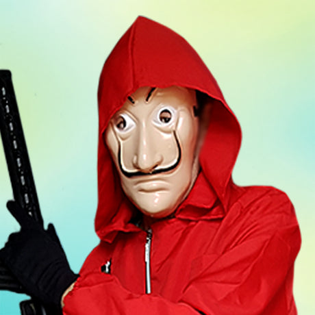 Eine Person, die einen roten Overall mit Kapuze, schwarze Handschuhe und eine auffällige Maske mit Schnurrbart trägt und einen schwarzen Gegenstand vor einem hellen, farbverlaufenden Hintergrund in der Hand hält.