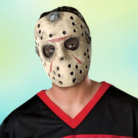 Eine Person, die eine Eishockeymaske mit roten Markierungen und ein schwarz-rotes Sporttrikot trägt, vor einem verschwommenen pastellfarbenen Hintergrund.