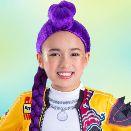Ein lächelndes Kind, das eine leuchtend gelbe Jacke mit bunten Mustern und einem silbernen Kettenmotiv trägt sowie eine violette, geflochtene Perücke, die zu einem Dutt hochgesteckt ist, vor einem Hintergrund mit Farbverlauf.