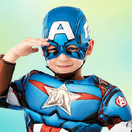 Ein Kind in einem Captain-America-Kostüm und mit einer Maske, das vor einem blau-grünen Farbverlaufshintergrund die rechte Hand zum Gruß erhebt.