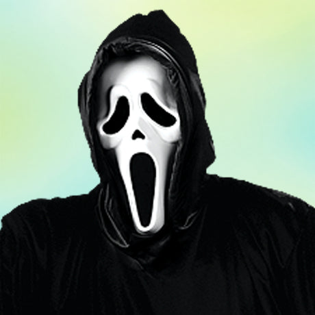Eine Person, die eine schwarze Kapuzenrobe und eine weiße Maske mit einem langgezogenen Mund trägt und der Figur „Ghostface“ aus der „Scream“-Filmreihe ähnelt, vor einem hellen Hintergrund.
