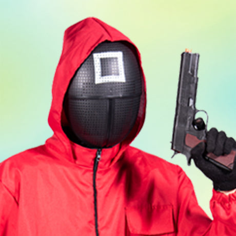 Eine Person in einem roten Anzug mit Kapuze und einer schwarzen Maske mit weißem Quadrat, die eine Pistole in der Hand hält, vor einem pastellfarbenen Hintergrund.