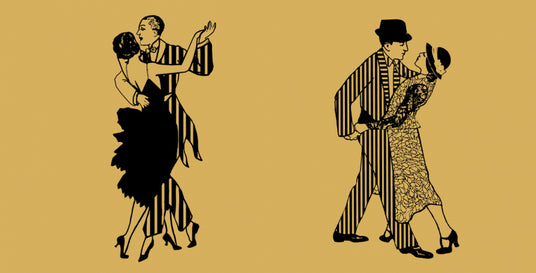 Zwei Paare in Vintage-Kleidung tanzen vor einem senfgelben Hintergrund, wobei ihre Silhouetten teilweise mit schwarzen Streifen ausgefüllt sind.