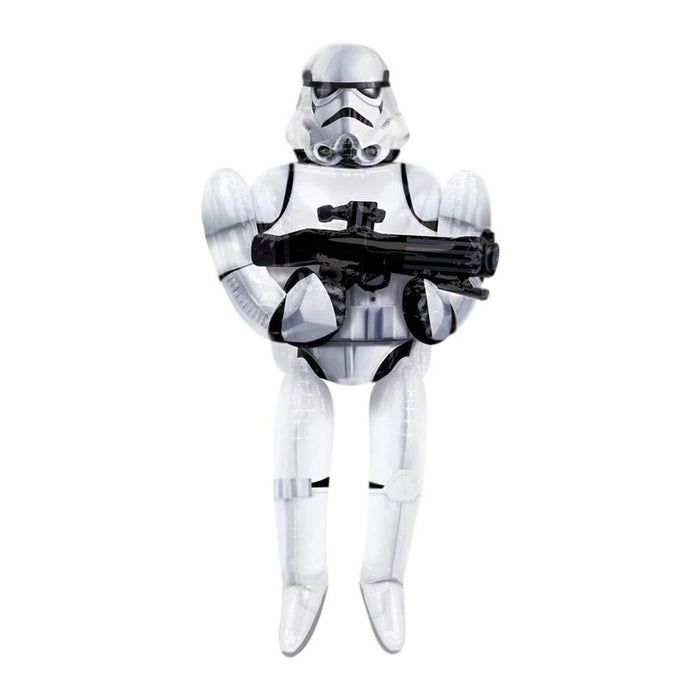 Aufblasbares Stormtrooper-Spielzeug aus „Star Wars“, das einen schwarzen Blaster hält, vor weißem Hintergrund abgebildet.