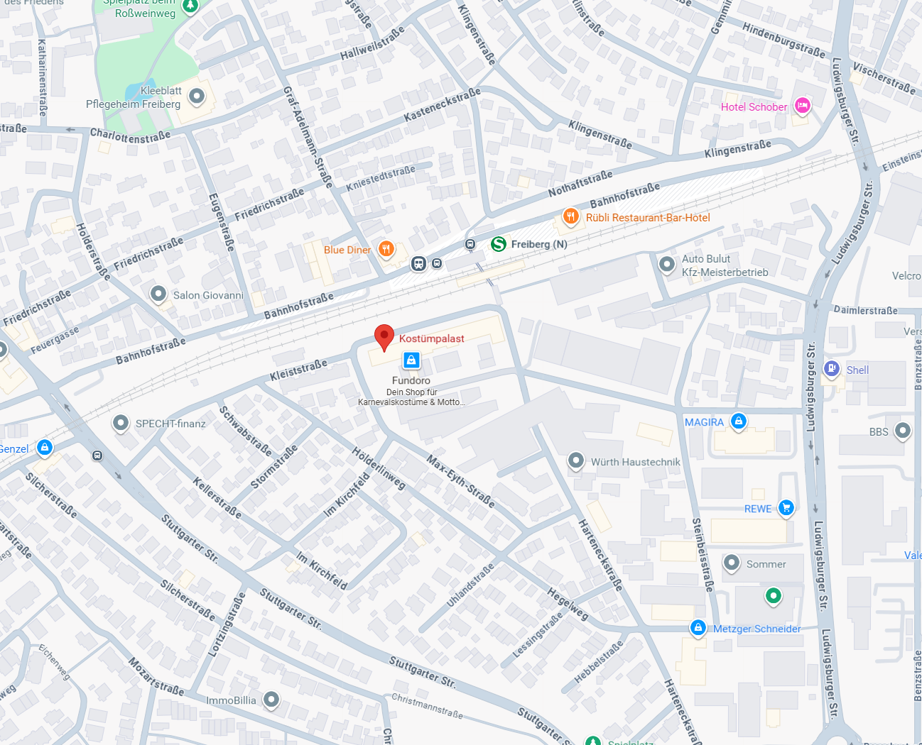 Karte, die einen Ausschnitt aus Freiberg (Deutschland) zeigt, auf der wichtige Orte wie der Kosttorplatz, Fundora, der Bahnhof Freiberg, Supermärkte, Geschäfte und die umliegenden Straßen eingezeichnet sind.