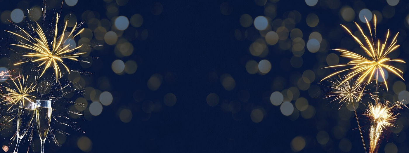 Champagnergläser und leuchtende Feuerwerkskörper vor einem dunkelblauen Hintergrund mit sanften Bokeh-Lichtern.