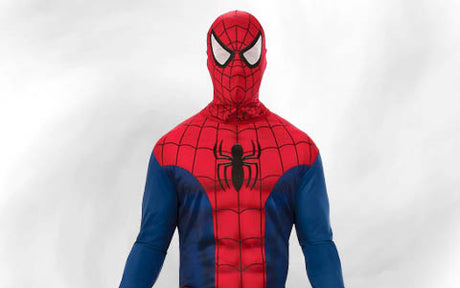 Eine Person in einem klassischen rot-blauen Spider-Man-Kostüm mit einem schwarzen Spinnenemblem auf der Brust, die vor einem schlichten weißen Hintergrund steht.