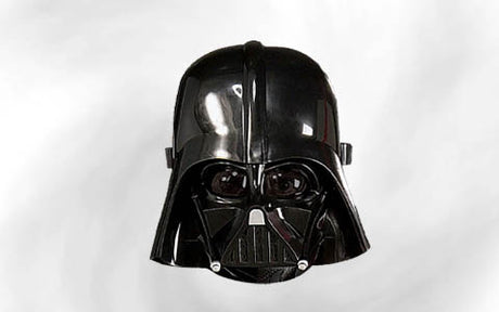 Ein schwarzer Darth-Vader-Helm mit glänzender Oberfläche, von vorne vor einem schlichten weißen Hintergrund.
