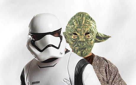 Vor einem weißen Hintergrund steht eine Person in einem Sturmtruppen-Kostüm vor einer anderen Person, die eine Yoda-Maske und einen Yoda-Umhang trägt.