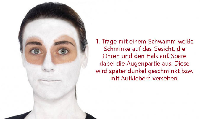 Person mit weißer Gesichtsbemalung, wobei Augen, Ohren und Hals ausgespart wurden; Anweisungen auf Deutsch zum Auftragen des Make-ups mit einem Schwamm und zum Aussparen der Augenpartie für spätere Schritte.