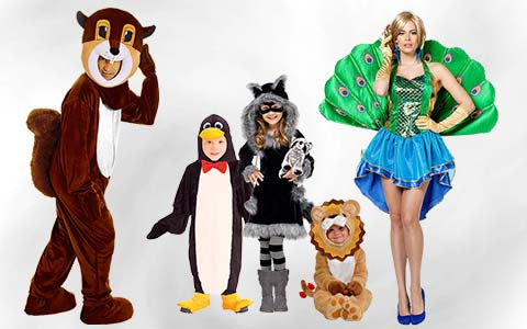Fünf Personen in Tierkostümen: ein Eichhörnchen, ein Pinguin, ein Waschbär, ein Löwe und eine als Pfau verkleidete Frau, die vor einem weißen Hintergrund stehen.