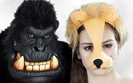 Zwei Personen mit Tiermasken: eine mit einer schwarzen Gorillamaske mit großen Zähnen, die andere mit einer hellbraunen Löwenmaske, die den oberen Teil des Gesichts bedeckt.