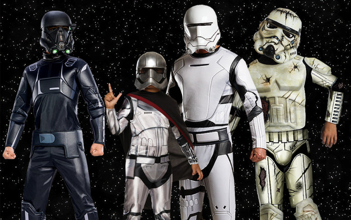 Vier Personen tragen Kostüme von „Star Wars“-Bösewichten, darunter ein Death Trooper, Captain Phasma, ein Stormtrooper der Ersten Ordnung und ein klassischer Stormtrooper, und posieren vor einem sternenklaren Weltraumhintergrund.
