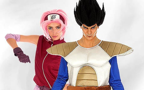 Zwei Personen in von Anime inspirierten Kostümen; die eine hat rosa Haare und trägt eine rote Weste, die andere hat stachelige schwarze Haare und eine goldene Rüstung über einem blauen Anzug; beide posieren vor einem schlichten weißen Hintergrund.