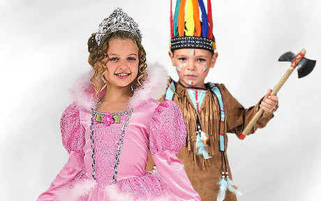 Zwei Kinder in Kostümen: Das eine ist als Prinzessin in einem rosa Kleid und mit einer Tiara verkleidet, das andere als Indianer mit einem Federkopfschmuck und einem Spielzeug-Tomahawk in der Hand.
