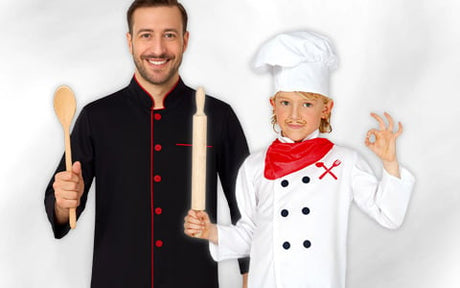 Ein Erwachsener und ein Kind, die als Köche verkleidet sind, posieren gemeinsam; der Erwachsene hält einen Holzlöffel in der Hand und das Kind ein Nudelholz, während es mit den Fingern das „OK“-Zeichen macht.