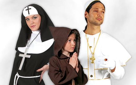 Drei Personen in religiösen Gewändern: eine Nonne in Schwarz und Weiß, ein kleiner Mönch in Braun mit gefalteten Händen und ein Mann in einer weißen Robe mit goldenen Verzierungen.