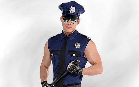 Ein Mann in einer ärmellosen Polizeiuniform, mit Sonnenbrille, Handschuhen und Mütze, der einen Schlagstock in der Hand hält und vor einem einfarbigen Hintergrund steht.
