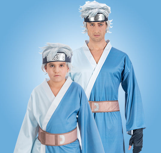 Zwei Personen in identischen blau-weißen Kostümen mit silbernen Stirnbändern, gestylten Perücken und braunen Gürteln stehen vor einem blauen Hintergrund.