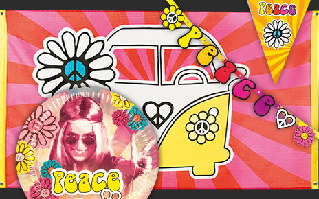 Farbenfrohe Collage mit einem Van zum Thema Frieden, Gänseblümchen, Peace-Zeichen, einem „Peace“-Schriftzug und einer lächelnden Person mit Sonnenbrille und Stirnband im Vordergrund.