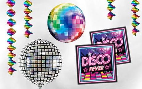 Regenbogen-Discokugeln, bunte Spiralfahnen und zwei „DISCO FEVER“-Schilder mit Neonlichtern und Sternen auf weißem Hintergrund.