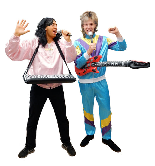 Zwei Personen in bunten Kostümen geben sich als Musiker aus; die eine hat ein Keyboard um den Hals, die andere eine Spielzeuggitarre. Beide halten Mikrofone in der Hand und scheinen zu singen.