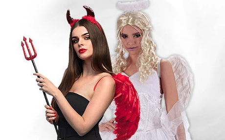 Zwei kostümierte Frauen: Die eine ist als Teufel mit roten Hörnern und einer Heugabel verkleidet, die andere als Engel mit einem weißen Heiligenschein und Flügeln; sie stehen vor einem weißen Hintergrund.