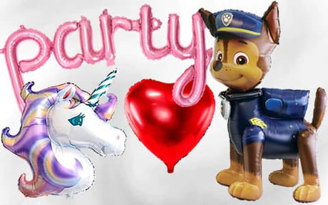 Luftballons in Form des Wortes „Party“, eines Einhorns, eines roten Herzens und einer Comic-Polizeihundefigur auf weißem Hintergrund.
