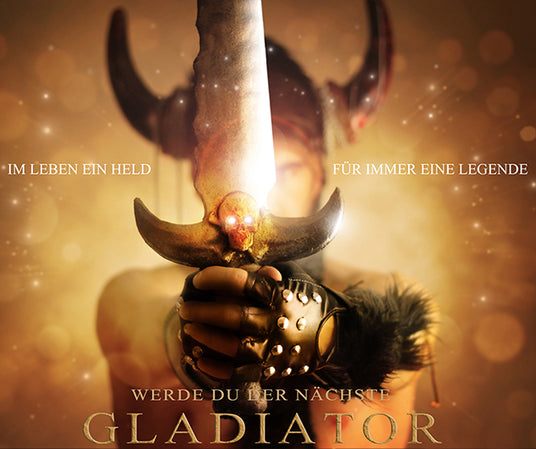 Eine Person in Gladiatorenkleidung hält ein Schwert mit einem Totenkopfknauf in der Hand. Die deutschen Bildunterschriften lauten: „Im Leben ein Held“, „Für immer eine Legende“ und „Werde du der nächste Gladiator“.