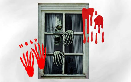 Ein Skelettmonster späht durch ein Fenster mit Vorhängen; auf der Scheibe sind rote Handabdrücke, die Aufschrift „HELP“ und aufgemalte Blutspuren zu sehen.