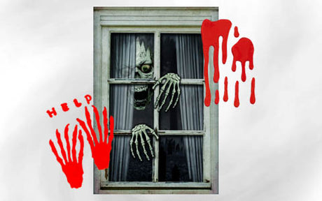 Ein Skelettmonster späht durch ein Fenster, wobei es seine Skeletthände gegen die Scheibe drückt. Auf der linken Seite sind rot bemalte Handabdrücke, das Wort „HELP“ und herabtropfende rote Farbe zu sehen.