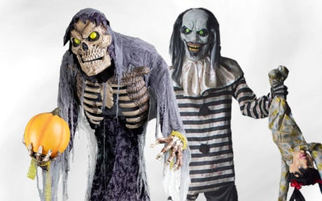 Drei Halloween-Figuren: ein Skelett, das einen Kürbis hält, ein gruseliger Clown in Schwarz-Weiß und ein weiterer Clown, der eine Puppe kopfüber hält.