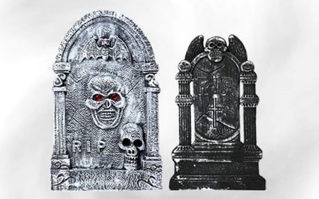 Zwei dekorative Grabsteine mit Totenkopf- und Fledermausmotiven, beide mit der Aufschrift „RIP“; der eine ist mit rotäugigen Totenköpfen und kunstvollen Verzierungen versehen, der andere weist flügelartige Elemente und Totenkopfmotive auf.