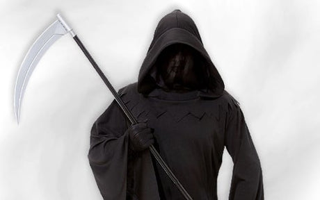 Vor einem schlichten weißen Hintergrund steht eine Person, die einen schwarzen Kapuzenmantel trägt und eine große Sense in der Hand hält – sie verkörpert den Sensenmann.