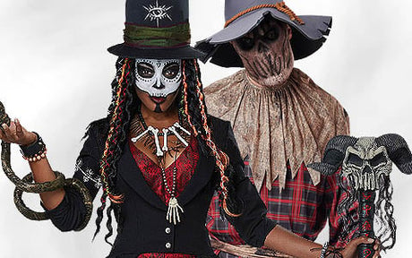 Zwei Personen in Halloween-Kostümen: Die eine mit Skelett-Gesichtsbemalung, Knochen und Zöpfen, die andere mit einer Vogelscheuchenmaske, einem karierten Hemd und einem Schlapphut; beide posieren vor einem neutralen Hintergrund.