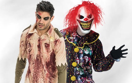 Zwei Personen in Halloween-Kostümen: die eine als Zombie mit künstlichen Wunden und zerfetzten Kleidern, die andere als Clown mit roter Perücke, gruseliger Maske und buntem Outfit.