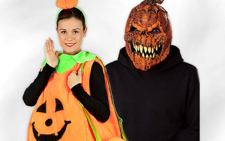 Zwei Personen in Halloween-Kostümen: Die eine trägt ein Kostüm in Form eines lächelnden Kürbisses, die andere einen schwarzen Kapuzenpulli und eine gruselige Kürbismaske mit scharfen Zähnen.