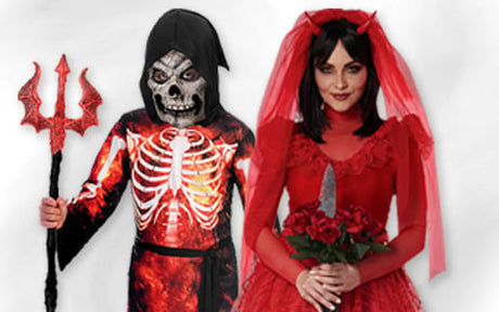 Zwei Personen in Halloween-Kostümen: Eine trägt eine Skelett- und Totenkopfmaske und hält einen Dreizack in der Hand, die andere trägt ein rotes Teufelskostüm und hält rote Rosen sowie einen Dolch in der Hand.