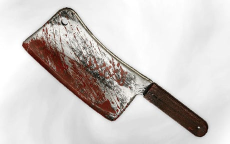 Ein großes Fleischbeil aus Metall mit einem dunklen Griff, das mit etwas verschmiert ist, das wie Blut aussieht, ist vor einem schlichten weißen Hintergrund zu sehen.