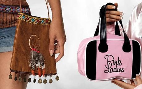 Eine Person hält eine braune Handtasche mit Fransen und Federn in der Hand, neben ihr steht eine andere Person, die eine rosa-schwarze Tasche mit der Aufschrift „Pink Ladies“ in der Hand hält.