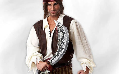 Eine Person in einem Piratenkostüm, die ein Zier-Schwert in der Hand hält, eine braune Weste, gestreifte Hosen und ein rotes Kopftuch trägt und vor einem schlichten weißen Hintergrund steht.