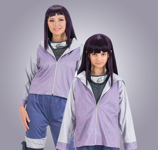 Zwei Personen, die identische lila-graue Jacken, blaue Hosen und schwarze Perücken mit geradem Pony tragen und beide Stirnbänder mit Blatt-Symbol tragen, posieren vor einem schlichten Hintergrund.