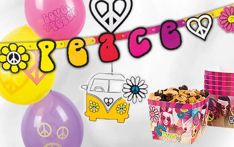 Farbenfrohe Partydekorationen zum Thema Frieden mit Luftballons, einem „PEACE“-Banner, einer gelben Van-Figur und Snackbehältern mit Motiven und Symbolen im Stil der 1960er Jahre.