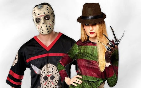 Zwei Personen in Kostümen: Die eine trägt eine Eishockeymaske und ein schwarzes Trikot, die andere einen gestreiften Pullover, eine braune Mütze und einen Handschuh mit Metallklauen.