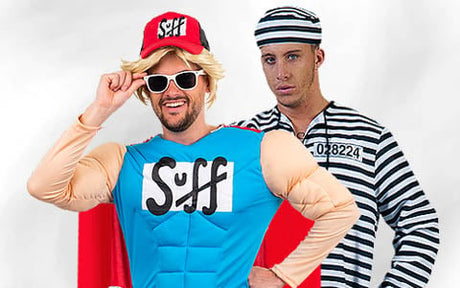 Zwei Männer posieren in Kostümen; der eine trägt ein Superhelden-Outfit mit der Aufschrift „Suff“ auf der Brust, am Hut und am Umhang, während der andere eine schwarz-weiß gestreifte Gefängnisuniform und eine Mütze trägt.