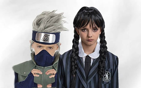 Zwei Kinder in Kostümen: Das eine ist als Anime-Ninja mit silbernem Haar und einem Stirnband verkleidet, das andere als Mädchen mit langen schwarzen Zöpfen und einer gestreiften Schuluniform.