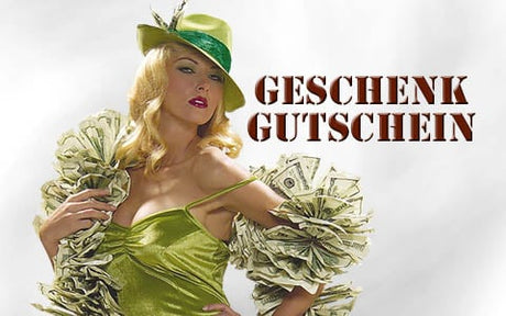 Eine Frau in einem grünen Kleid und einem Hut, verziert mit Dollarscheinen, posiert neben der Aufschrift „GESCHENK GUTSCHEIN“ auf weißem Hintergrund.