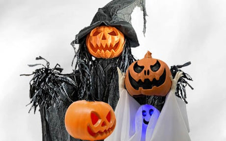 Drei Halloween-Dekorationen: eine Hexe mit einem Kürbiskopf, ein Geist, der einen Kürbis hält, und ein blau leuchtender Geist – alle mit Jack-o’-Lantern-Gesichtern.