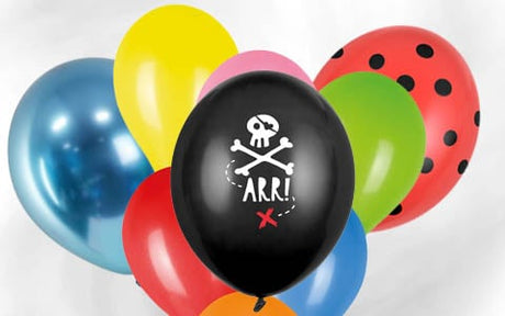 Eine Gruppe bunter Luftballons, an deren Spitze ein schwarzer Luftballon mit einem Totenkopf, gekreuzten Knochen und der Aufschrift „ARR!“ sowie einem roten X darunter schwebt.